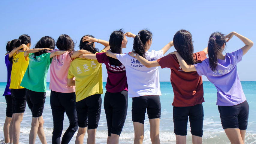 Shen Yun’s Clothing Brand: Shen Yun Dancer